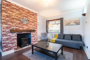 Stylish 3 Bed House-Free Parking